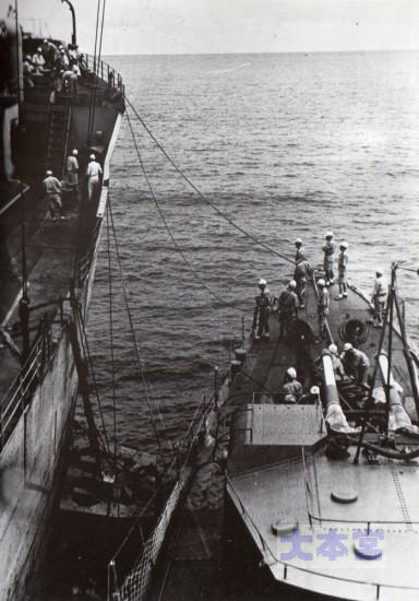 1943、6月給油艦に横づけした潮