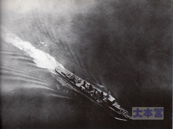 1922の演習中、魚雷をかわした神通。ウェーキ後方に雷跡が見える