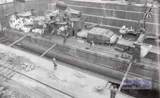1942、9月舞鶴工廠で損傷修理する不知火
