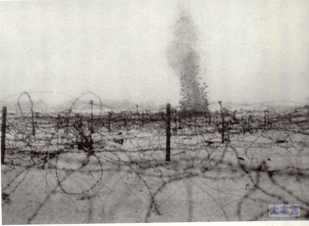 1916砲撃を受ける英軍の塹壕
