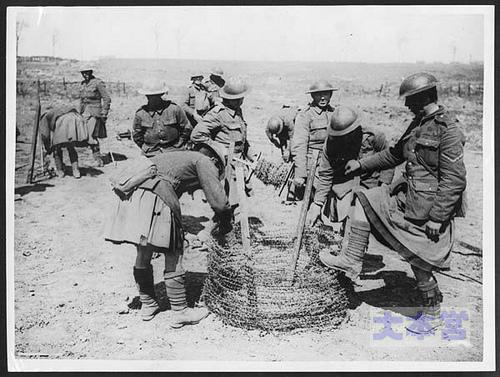 ボーア戦争で鉄条網を準備する英兵