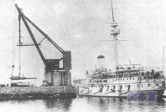 1893防護巡橋立、主砲換装中。