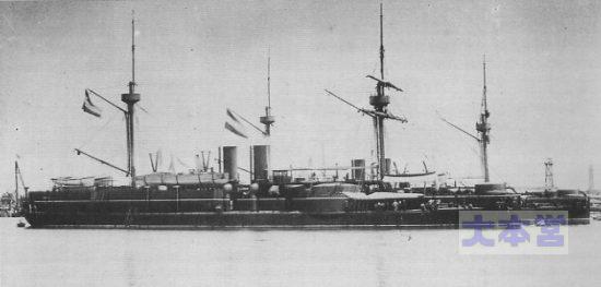 清国装甲艦「鎮遠」手前と「定遠」、清国への廻航時の姿