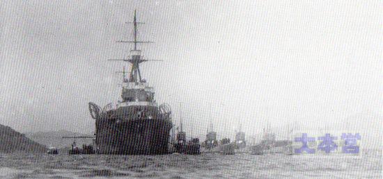 昭和初期の潜水母艦迅鯨と潜水艦