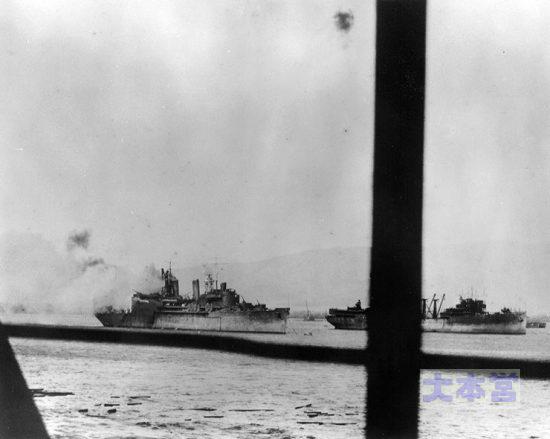 真珠湾で対空戦闘中の水上機母艦カーチス