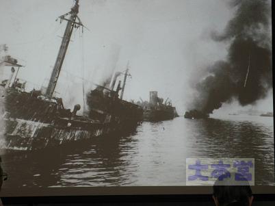 横浜港爆発、煙を上げるトール、左アルトマルク、手前第三雲海丸