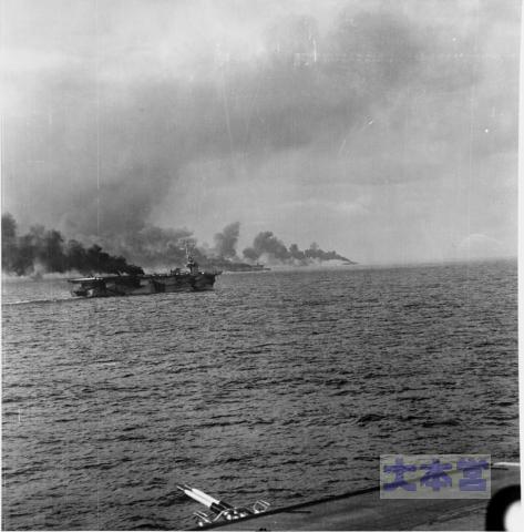 サマール島沖で砲撃を受ける空母ガンビア・ベイ