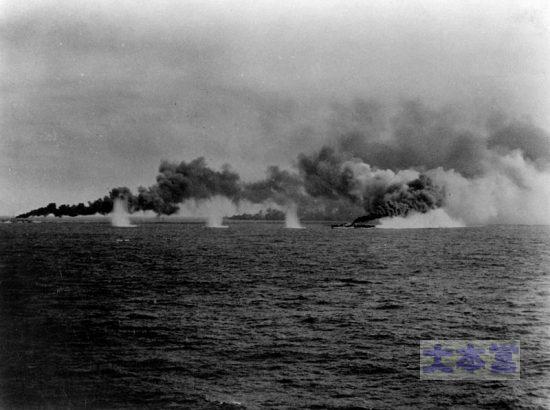 サマール沖で煙幕を展張する護衛駆逐艦