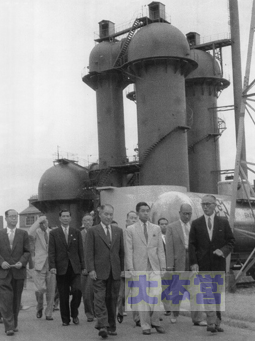 滝川工場のメタン分解炉は新潟へ移設され、皇太子殿下も視察された（1956）