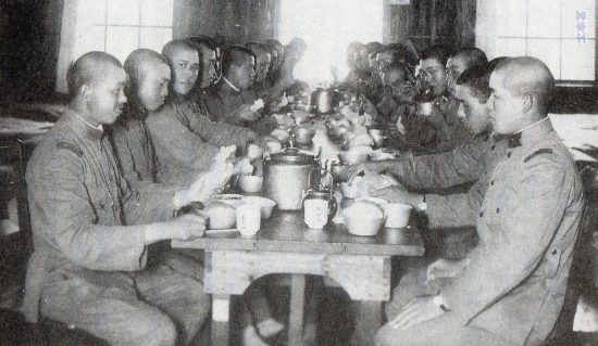 昭和5年頃の砲兵中隊（所属不明）のパン食風景