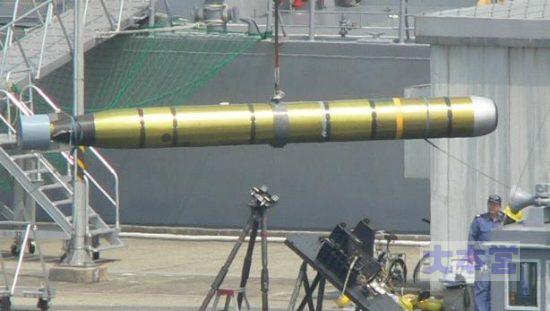 潜水艦への魚雷搭載作業