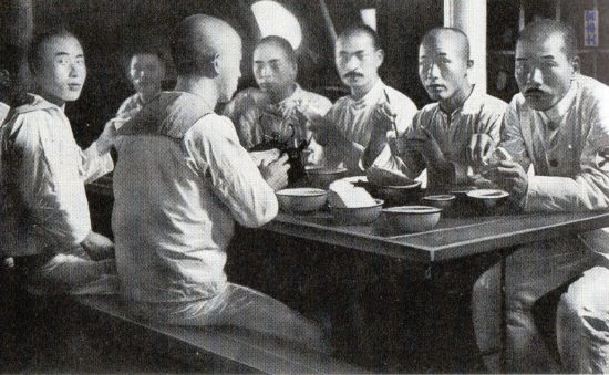 明治30年代の軍艦内部の食事風景,パン食