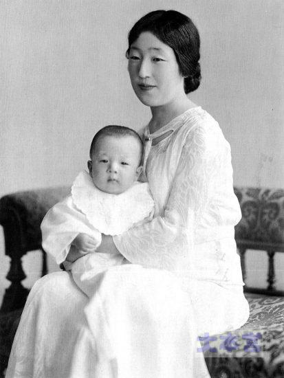 昭和9年、香淳皇后に抱かれる昭和天皇