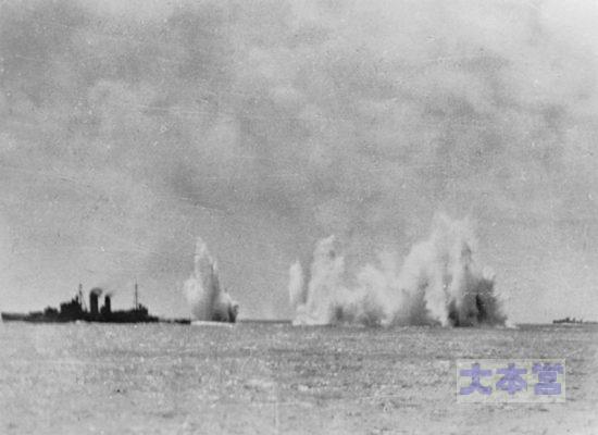 スラバヤ沖海戦で攻撃される重巡「エクセター」、遠方は豪「ホバート」