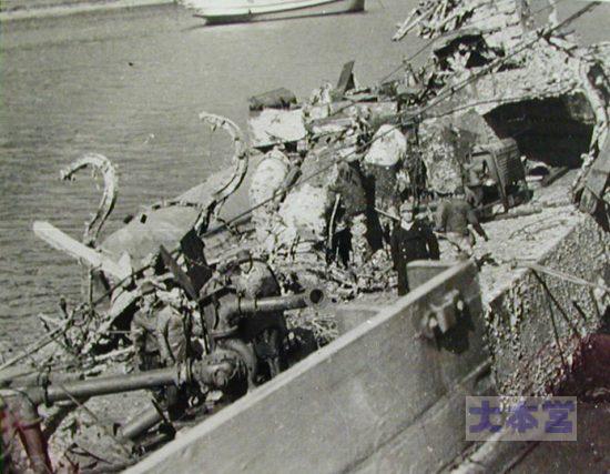 由良港内で撃沈された第30号海防艦の浮揚作業