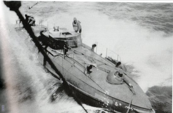 高速艇甲5号、輸送船から海面に下された直後