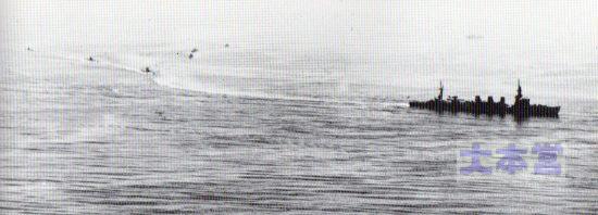 1935頃の「多摩」 指揮下の潜水戦隊が航跡に乗って入港準備に入っている