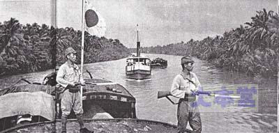 メコン川を遡航する輸送船団
