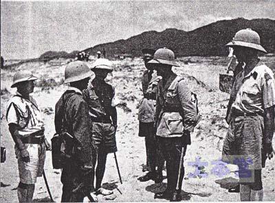 左から2人目、近歩4連隊長正木宣儀大佐。向かい合う仏軍キリシュ要塞司令官