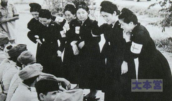 ビルマ戦線（たぶん）で捕虜になった敵兵と語る日赤看護婦