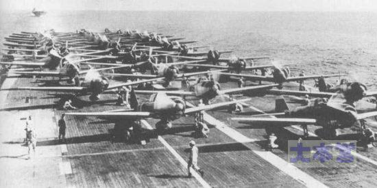 真珠湾攻撃準備中の瑞鶴、後方翔鶴