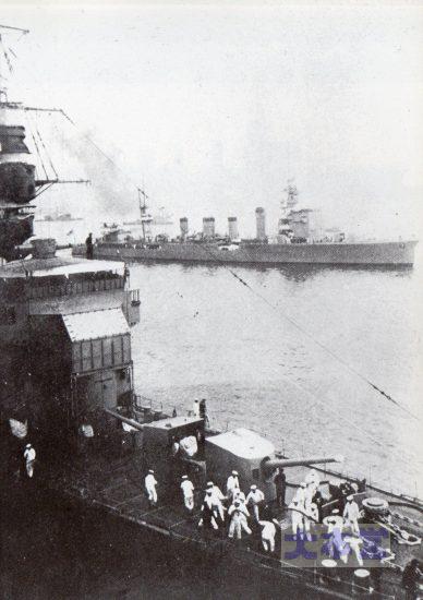 1935、第四艦隊事件直後に東京での艦内解放を終えて出港する神通、手前は木曾