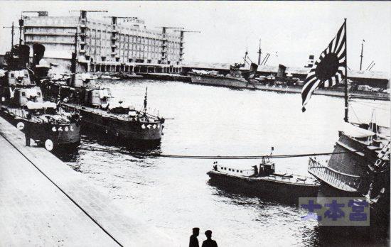 1935神戸、艦尾が満州国皇帝のお召し艦比叡。これを護衛して入港