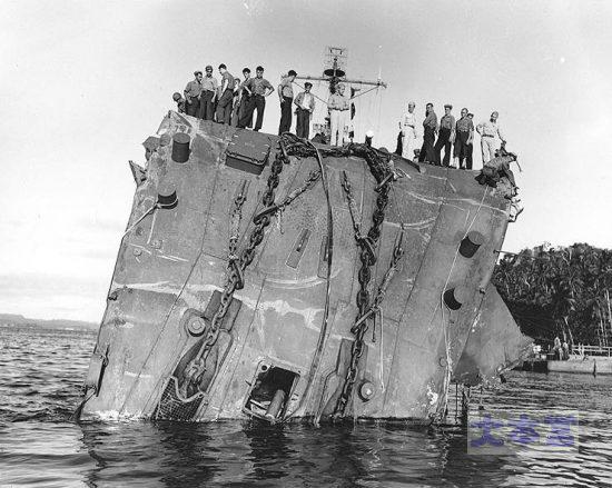 昭和18年7月20日撮影の軽巡ホノルル。艦首が垂れ下がっている。