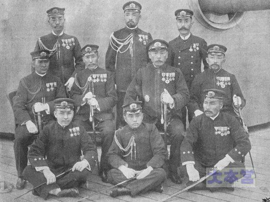 第二艦隊幕僚中段右から二人目上村彦之丞、左へ加藤友三郎、佐藤鉄太郎