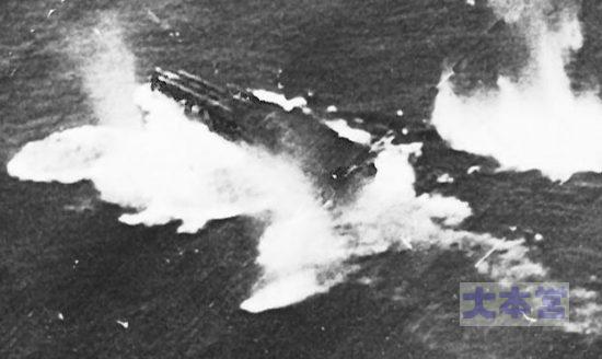 千歳型空母、レイテ沖で空襲を受ける