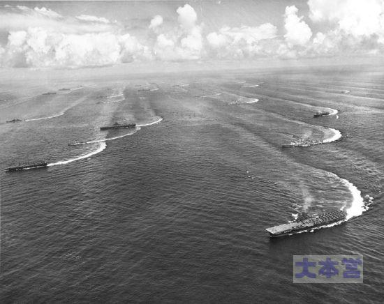 海で示威行動の第三アメリカ第三艦隊第38任務部隊の空母群
