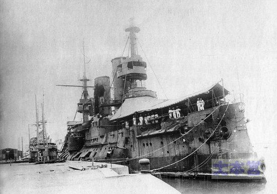 青島に逃れた戦艦チェザーレヴィッチ