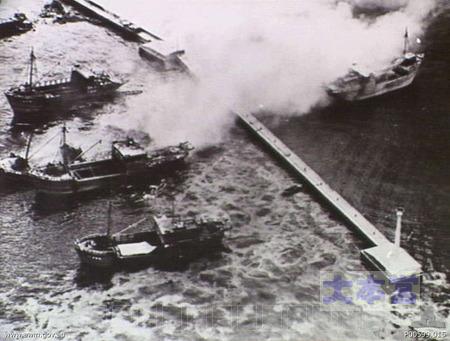 1945.7.15八戸で空襲される機帆船