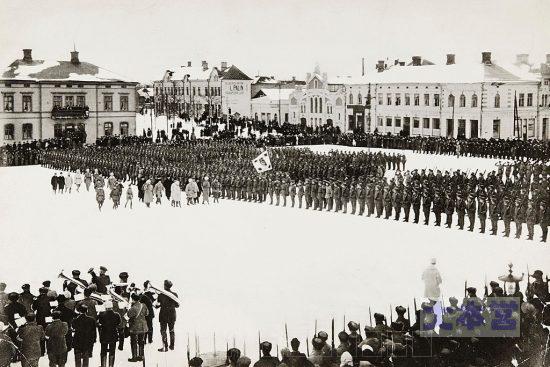 1918年2月、マンネルヘイムの視察を受ける白衛軍