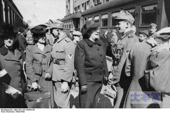 1943年ヘルシンキ、休暇中のドイツ軍将兵がフィンランド婦人と交流。