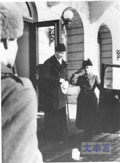 1946年3月4日、官邸を去るマンネルヘイム