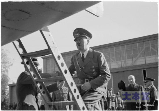 ドイツ機に乗り込むヒトラーと見送るリュティ