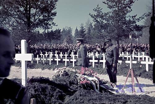 戦争英雄墓地での式典