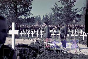 戦争英雄墓地で戦勝式典