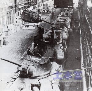 攻囲下のレニングラードで製造された戦車は工場から直接戦場へ出た
