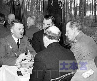 車両内で談話中の、左からヒトラー、フィンランド首相ユッカ・ランゲル、フィンランド大統領リスト・リュティ（背中を見せた人物）、マンネルヘイム。1942年6月