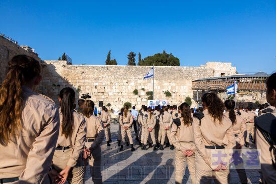 嘆きの壁の前で宣誓するイスラエル国防軍士官候補生