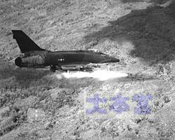 ベトナム戦争で地上攻撃を行うF-100D